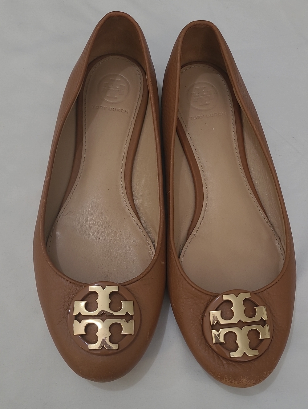 Tory Burch Cognac Leather Logo Ballet Flats Sz 7.1/2 Gold Logo Front Detail